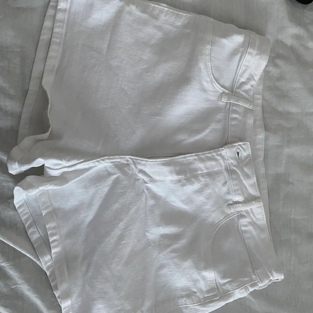 Jeans shorts från hm. Köpt för något år sen men har bara använt en gång. Dom är lite för stora så ja säljer nu 💞. Shorts.