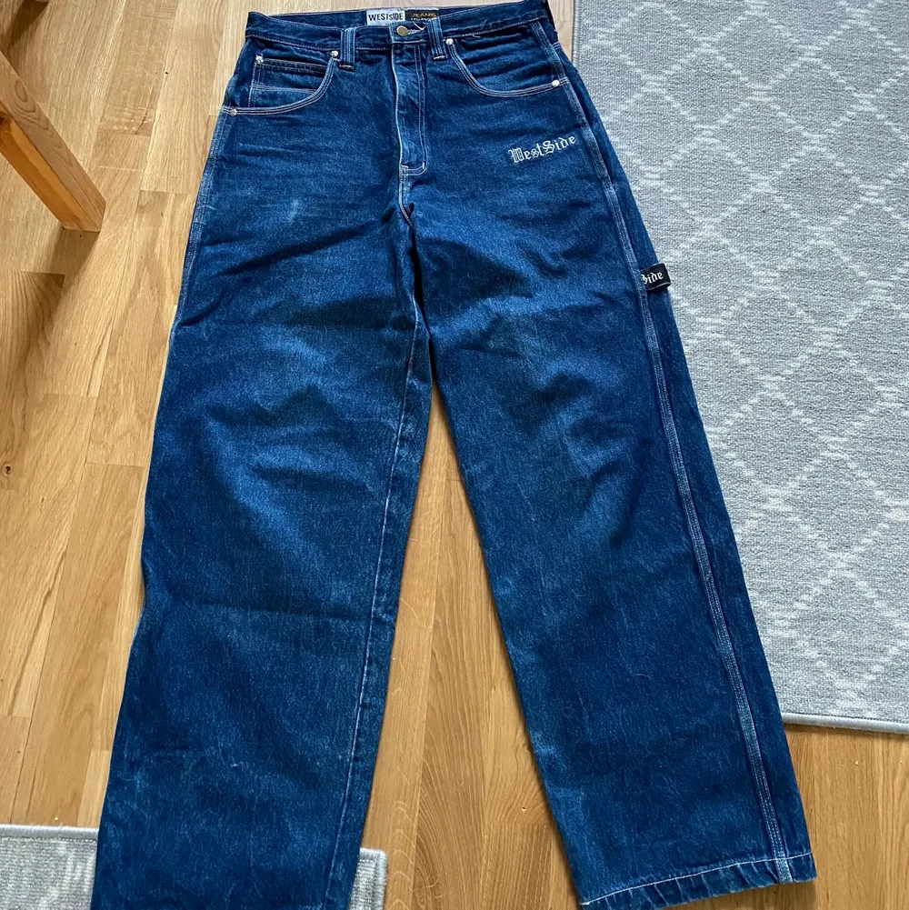 Skit coola carpenter jeans! Står storlek 30 men skulle uppskatta att de är 31/32 eller 32/34, fråga gärna om mått så att det blir rätt! Vanligt slitage men annars i bra skick. Frakt tillkommer ✨. Jeans & Byxor.