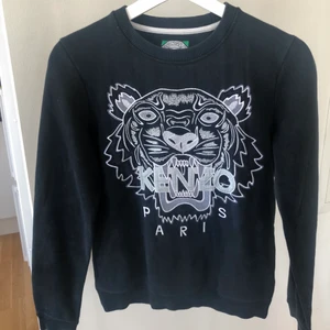 Kenzo marinblå stl S - Fin Kenzo långärmad stl S👕 Säljer fler märkeströjor så kolla in mina annonser👚👕