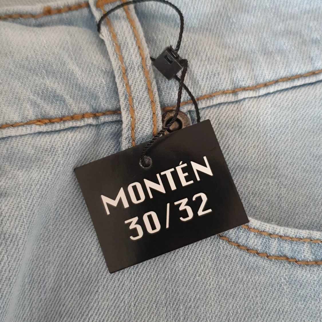Oanvända jeans från Montén