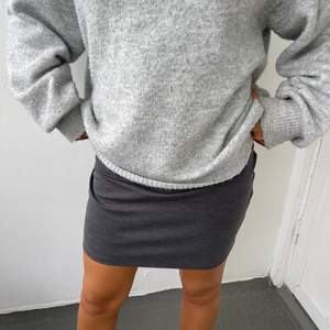 En grå kjol i storlek S från Cubus. (Köparen står för frakt)