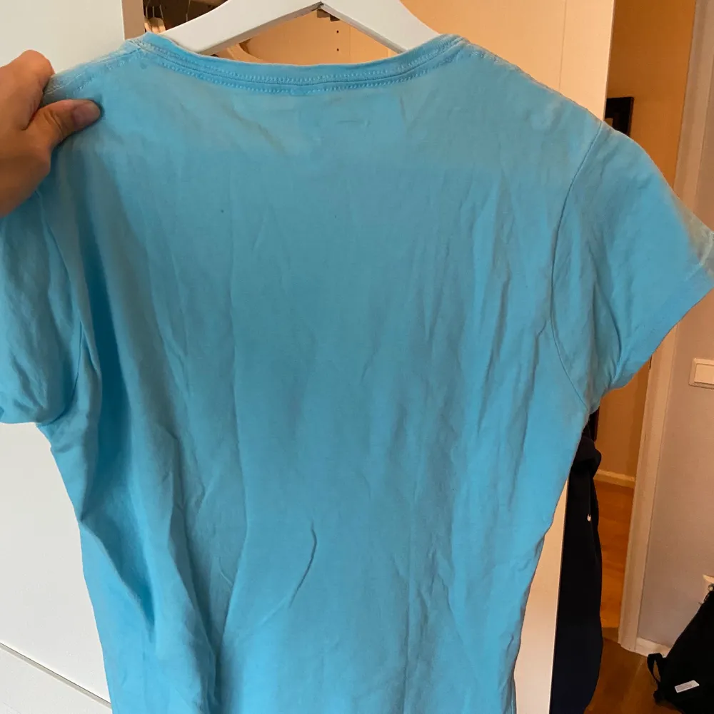 Blå tshirt som jag köpt på sellpy. Står ingen storlek men skulle säga S! Frakt ingår i priset. T-shirts.
