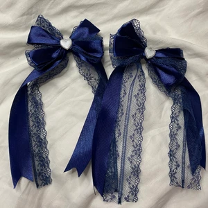 Handgjorda hårrosetter  - Handgjorda hårrosetter i satin och spets! Dekoreras med pärlhjärtan (plast) rosetterna kommer i par och fästs i håret med spännena på baksidan. DMa för betala med swish och billigare frakt 📦 