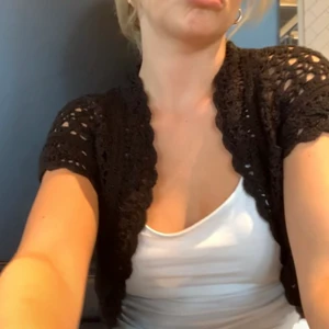 Stickad kofta - En jättefin croppad stickad kofta!!💕