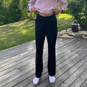 Bikbok Kostymbyxor strl. 34 - Modellen Vilma. Köpta för 400kr men säljer för 200kr då jag växt ur dem. Köpare står för frakten <3