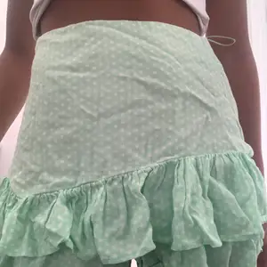 Jätte fin kjol från zara med inbyggda shorts  💕jätte fin men har aldrig kommit till användning. Inte strykt därför är den lite skrynklig. Storlek XS💕köpte förra sommarn så finns inte kvar längre💕 original pris 399 kr