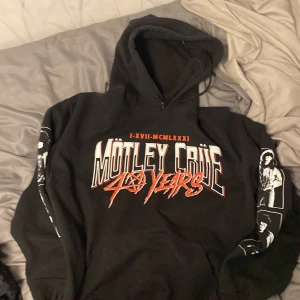 Mötley Crüe Hoodie - Snygg mötley crüe hoodie,  använd cirka 5 gånger, i princip nyskick. XL