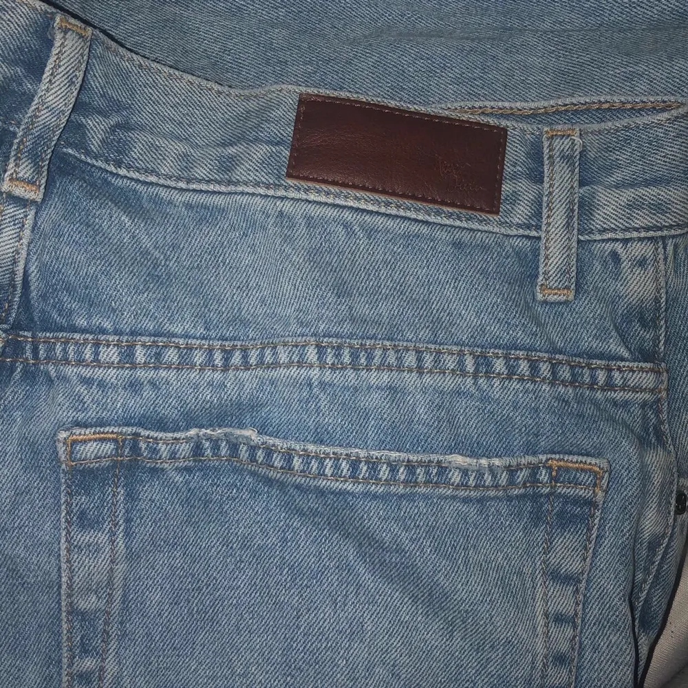 Säljer dessa då jag måste köpa nya för jag har inga jeans som sitter bra å börjat gymnasiet om 1 vecka💕 help a Girl out , ingen aning vart dem kommer ifrån men dem är straight med hål på knänen as snygga💕. Jeans & Byxor.