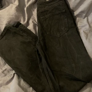 Svarta jeans  - Hel svarta jeans från Gina tricot.Meddela gärna om ni har frågor eller vill ha fler bilder.