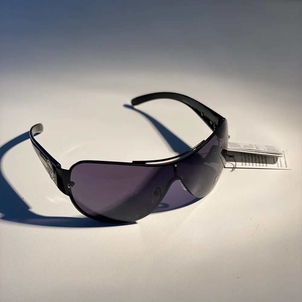 Helt nya 2000-tals inspirerande solglasögon i svart med silver detaljer!. Accessoarer.