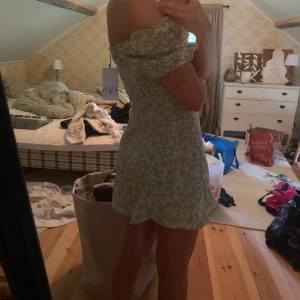 Zara klänning - En klänning från zara som jag aldrig använt med lappen kvar! Köpte förra sommarn men kom tyvärr aldrig till användning. Materialet är 55% linne 45% viskos💕💕 köparen står för frakt