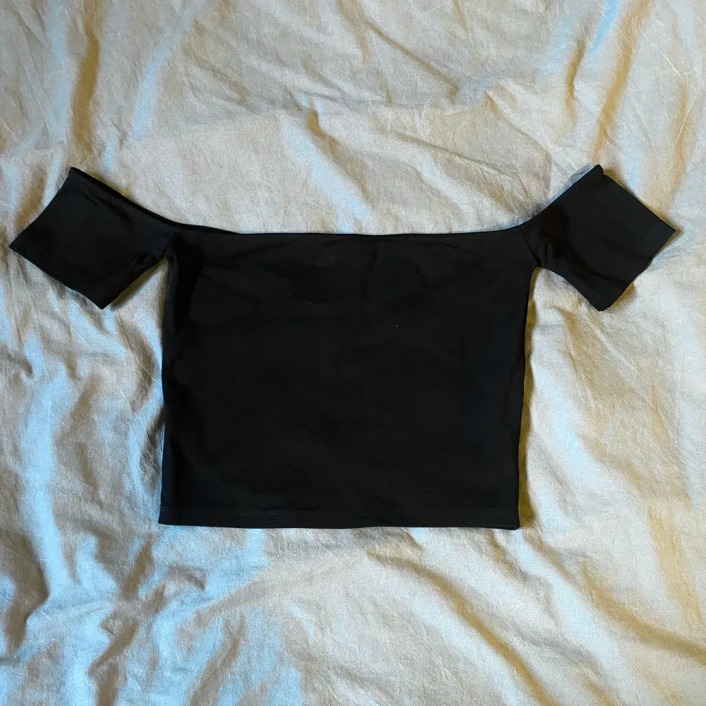 svart off-shoulder crop-top från SINSAY i storlek S, borttappad lapp men aldrig använd. Fint skick!. Toppar.