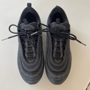 Nike Air Max 97 - Nästan helt oanvända Nike Air Max. Säljer pga att de är för små. Skulle säga att dom är ganska små i storleken