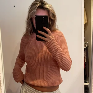 Stickad tröja  - En rosa tjocktröja från H&M som inte kommer till användning längre :( Jag är 169 cm för referens. Väldigt fin till hösten 💗