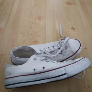 Converse 39 - Vita low top converse i strl 39. Ena skon är slitet inuti som man ser på bilden. Köptes här på plick men har aldrig använt dem då det var länge sedan och det är inte min stil längre. Skriv för fler bilder. 