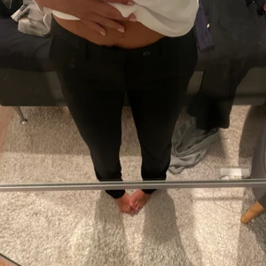 Svarta kostymbyxor  - Säljer dessa lågmäldaste kostymbyxorna ifrån Dressmann. De passar mig som brukar har 36/38 i byxor och jag tycker de sitter perfekt.