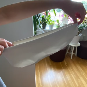 Vit bikinitopp - Vit bikinitop, använd enstaka gånger💕 blivit lite missfärgad vilket lett till en lite kallare vit/blå ton men annars i bra skick 