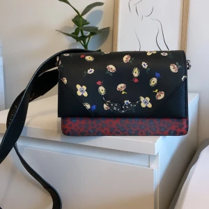 Zadig väska - Så fin väska från zadig som förtjänas att användas.   Kommer inte till användning hos mig. Inköpt på Zalando för ca 3000 och använd Max 3 gånger. Helt felfritt skick och är jätte unik. 