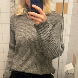 Tröja - Okänt märke. Mysig stickad kofta med polokrage! 🧚🏻‍♀️💕 passar S-M skulle jag säga! 💕