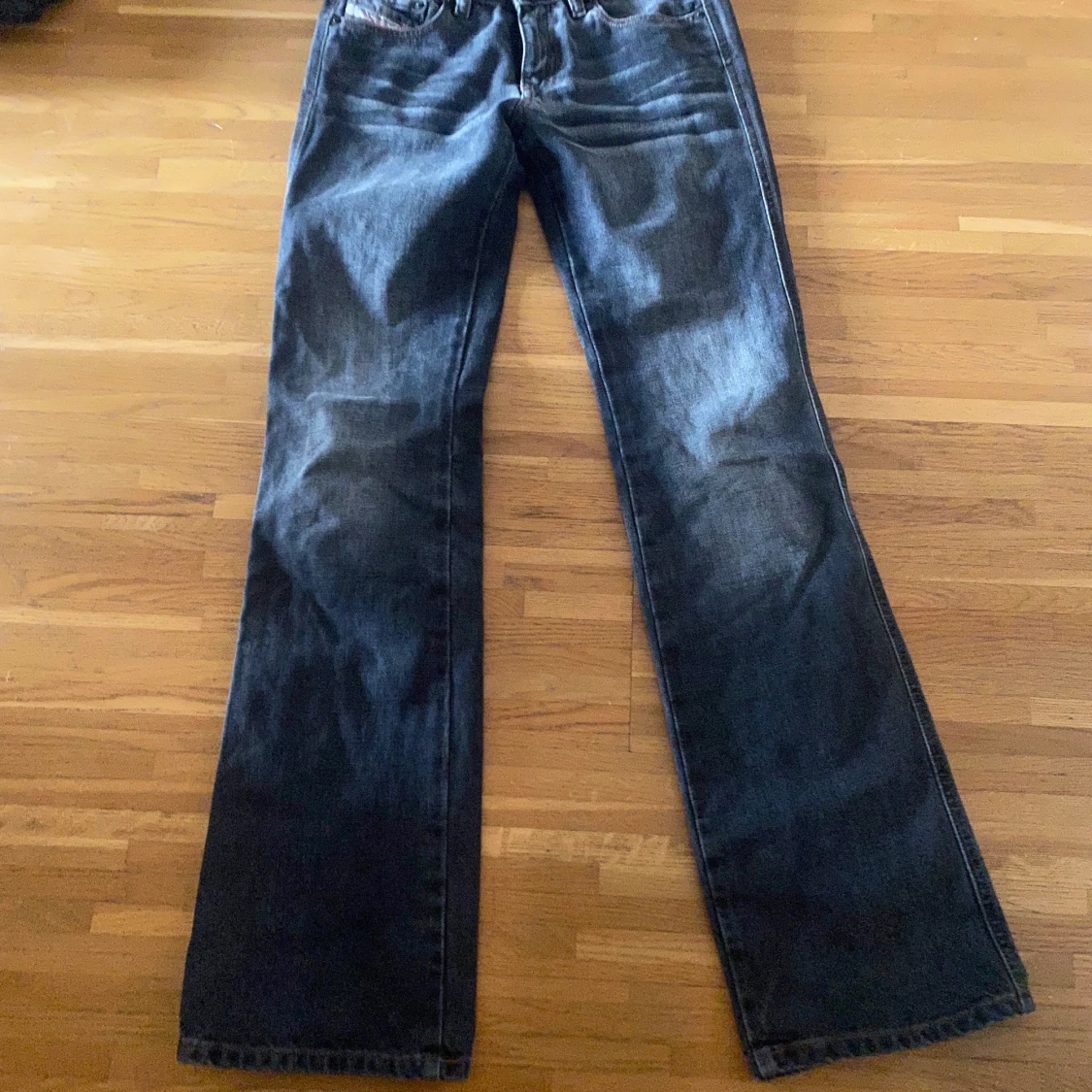 Lågmidjade grå/blå utsvängda jeans storlek xs