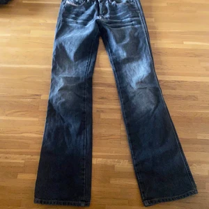Lågmidjade grå/blå utsvängda jeans storlek xs  - Aldrig använda, väldigt bra skick, inte jätte stretchiga men skönt material köpta för 299 säljs för 199
