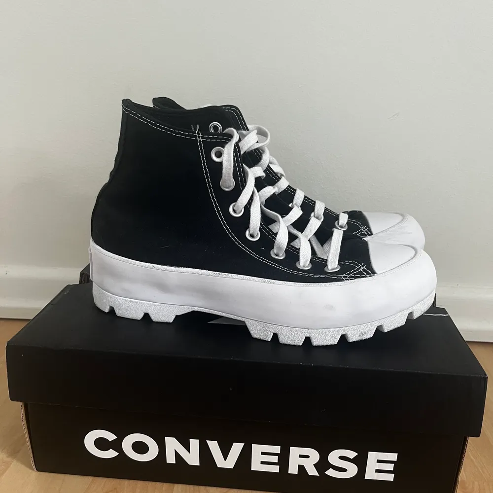 Nästan helt oanvända Converse skor. Använda 2 gånger. Köpta på Zalando.  Säljes pågrund av att de är för små 💓 Pris kan diskuteras vid snabb affär!!. Skor.