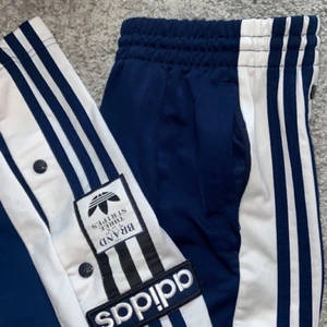 Adidas popperpants S - Inte överdrivet använda, lite skrapade på knapparna (se bild 1)