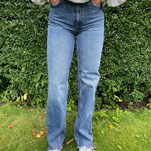 Blåa jeans från Zara - Säljer mina jeans då de blivit för små för mig tyvärr. Jättebra skick och är långa!!