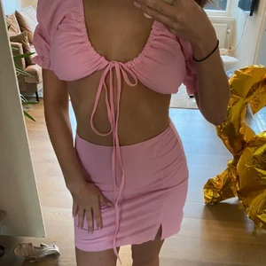 Del av set - rosa kjol  - Kjol Storlek S. Aldrig använd endast testad. Från bikbok, slutsåld! 
