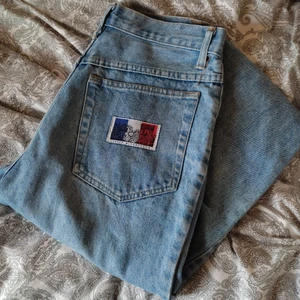 Jürgen Michaelsen storlek M - Ett par fina Jurgen jeans som jag köpte för inte så länge sen, men uppfattade tyvärr inte att det var dam/mom jeans. Oanvända och nya ✨ Den sitter på mig som kille med 29/31, helt perfekt ✨✨ DMa mig om ni har några frågor ❤️