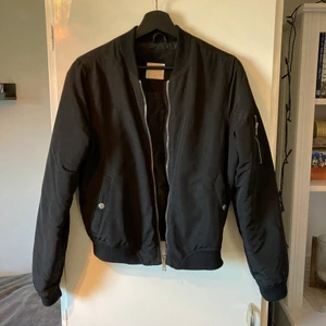 Svart bomberjacka - Svart bomberjacka med silvriga dragkedjor