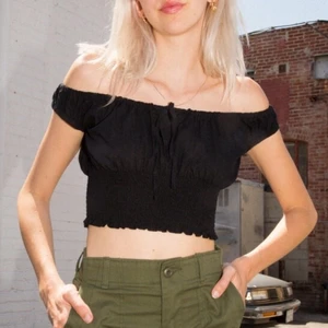 Brandy Melville peasant top - Säljer den här perfekta toppen som sålde slut på Brandy för några år sedan. 100% bomull o passar till allt. 