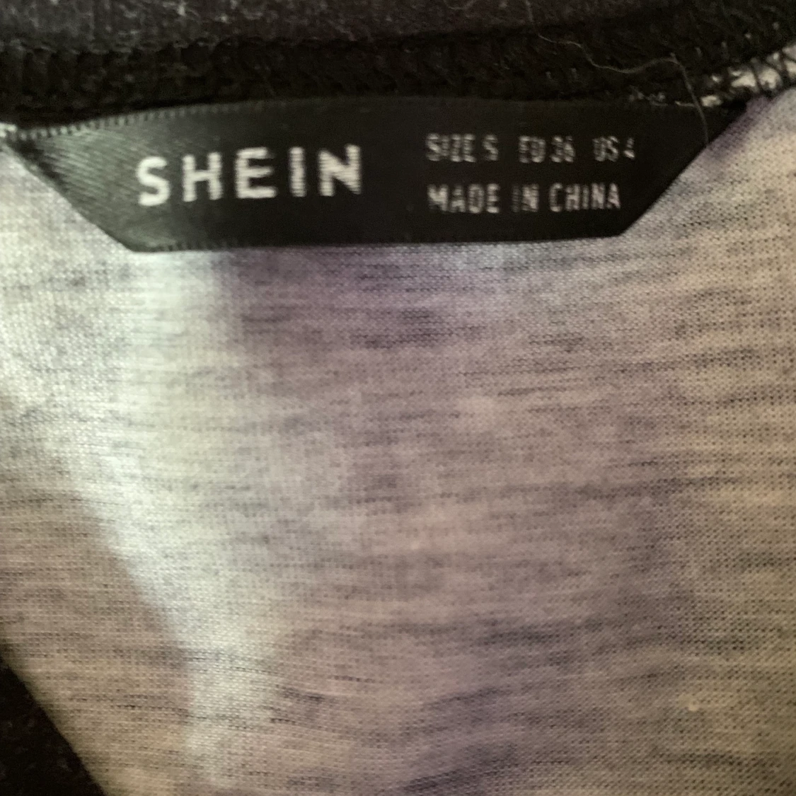 Svart crop top med mönster 🖤 - 90