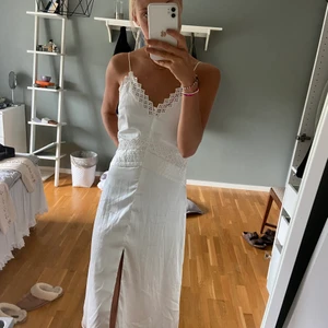 Långklänning  - Superfin vit långklänning i siden från Zara. Jättefin att ha den som den är en fin sommardag/kväll men också med en tröja över på hösten. 