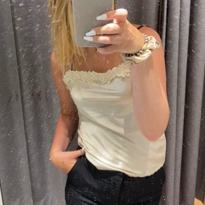 topp - sjukt fin topp från bikbok i storlek S! köptes i somras använd 1 gång!  kors i ryggen med tunna band. kom privat för fler bilder. 