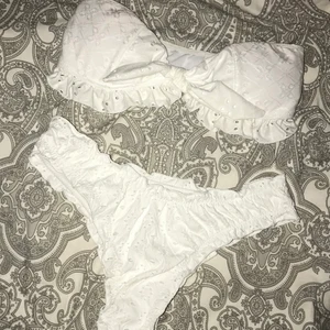 Bikini - Säljer en vit bikini från SHEIN som jag fick hem igår. Aldrig använd och har inte testat varken under eller överdelen pga att de ändå inte är rätt strl och sommaren nu e slut här. fin och har ett skönt material, köpt för 200, Säljer för 100 plus frakt💗
