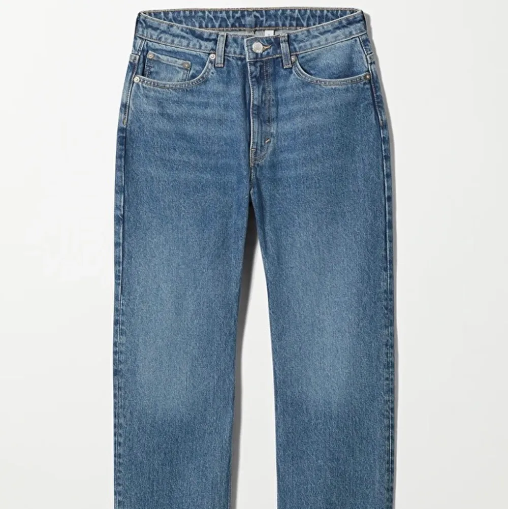 Säljer dessa fina jeans från weekday. Har inte använt dem på ett väldigt bra tag och känner då att det är dags att dem får en ny ägare. Den har inga defekter och är som ny!. Jeans & Byxor.