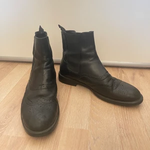 Vagabond Chelsea Boots / stövletter - Storlek 41, märket Vagabond. Sparsamt använda men ”ingångna” / ”broken in” så mjuka och bekväma att ha på sig. Super fint mönster instryckt i lädret gör de unika och ger en mer intressant look! Äkta läder.