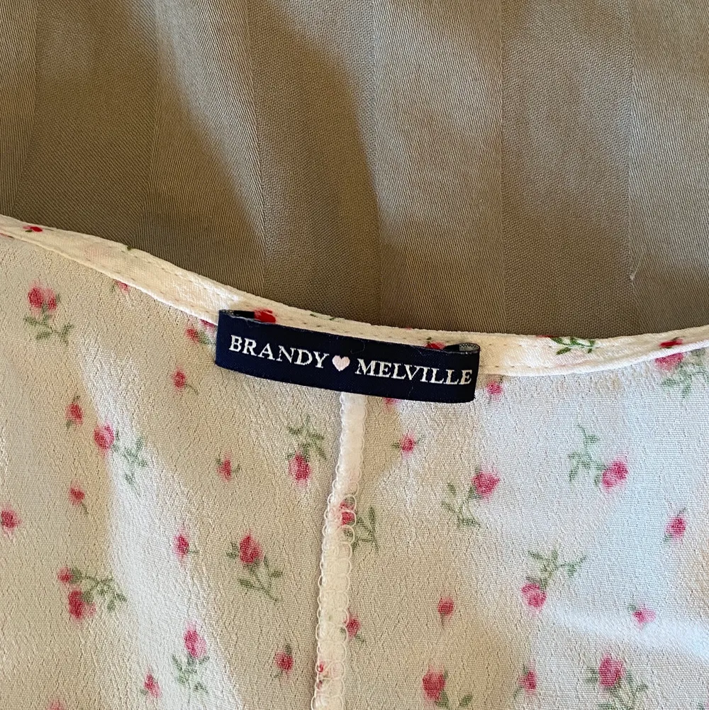 så somrig omlottklänning från Brandy Melville! står inget stl men uppskattas till XS/S. för kort på mig som är 179cm lång💕🌈🌷. Klänningar.