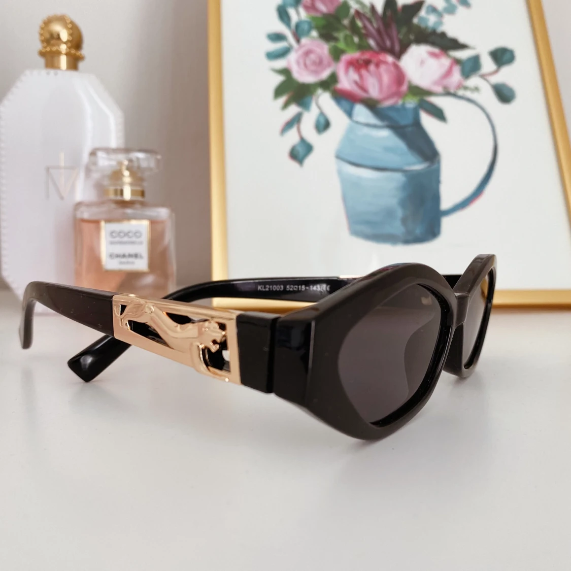 Solglasögon med gulddetaj 