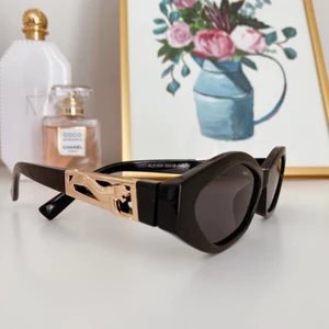 Solglasögon med gulddetaj  - Oanvända glasögon med fin gulddetalj 💖 Kommer med fodralet