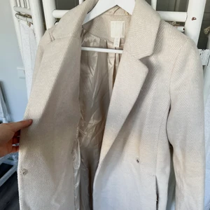 Höst/vinter - kappa/rock - Säljer min fina ljusbeiga höst/vinterkappa från h&m i fint skick! Storlek 40 men sitter snarare som en 38🍁🍂