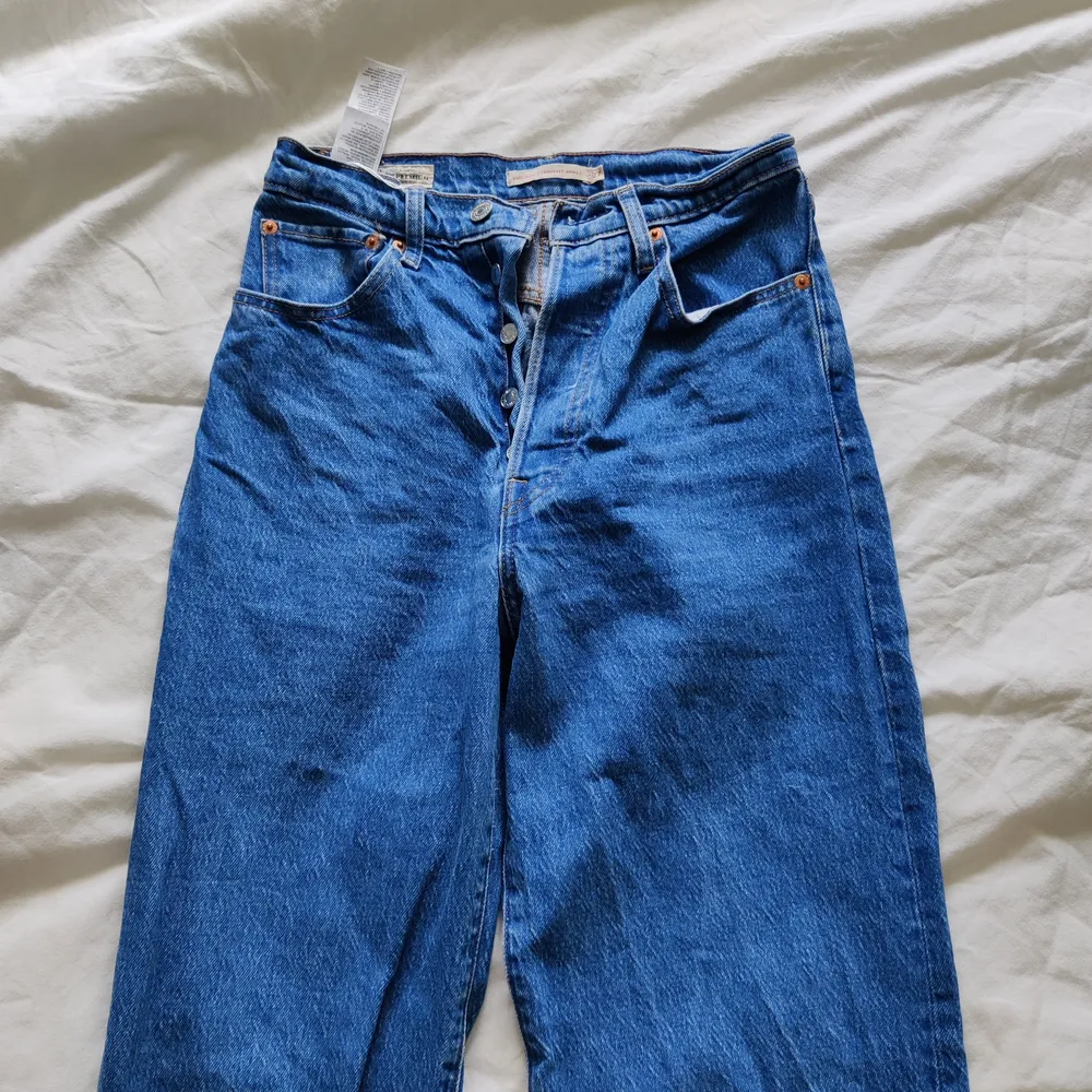 Mörkblå jeans, köpta på sellpy men i nyskick. Säljes pga för små.. Jeans & Byxor.