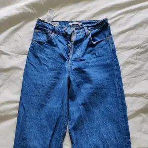 Mörkblå jeans, köpta på sellpy men i nyskick. Säljes pga för små.