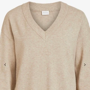 Stickad tröja - Säljer en superfin stickad tröja från VILA i storlek XL, snyggt oversized om man vanligtvis har S eller M. Tröjan är i nyskick och aldrig använd. Säljer eftersom den inte kommer till användning. Köparen står för frakt💗