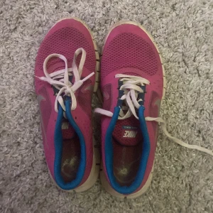 Rosa tränings skor  - Dessa skor är i storlek 38,5 