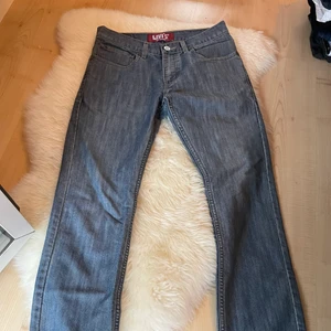 Levis jeans - Säljer dessa Levis jeansen då dom är för små. Är i en skinny passform.