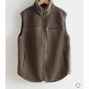 Väst oversize - Säljer denna ursnygga oversize väst från & other stories i stl S. Knappt använd. Nypris 890 kr, säljer för 650 kr + frakt.