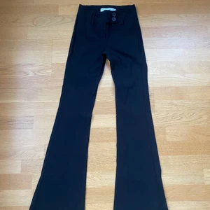 Lågmidjade kostymbyxor! - Säljer den eftertraktade Bershka lågmidjade kostymbyxor! Så snygga till hösten😍 ett litet hål i slutet på höger byxben som ej syns när man har på sig dem😇