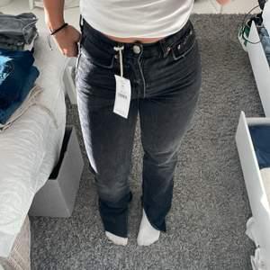 jättefina oanvända svarta jeans med slits i storlek 34, är ca 165 lång och dem är långa på mig!